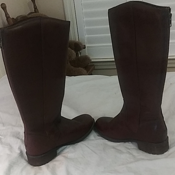 EUC Ugg Tall Leather Boots- Warm & Waterproof - Picture 3 of 8
